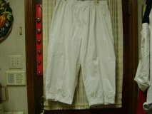 Ladies Size 2X (20-22) White Capri Pants By "C. D. Daniels" in Baytown, Texas